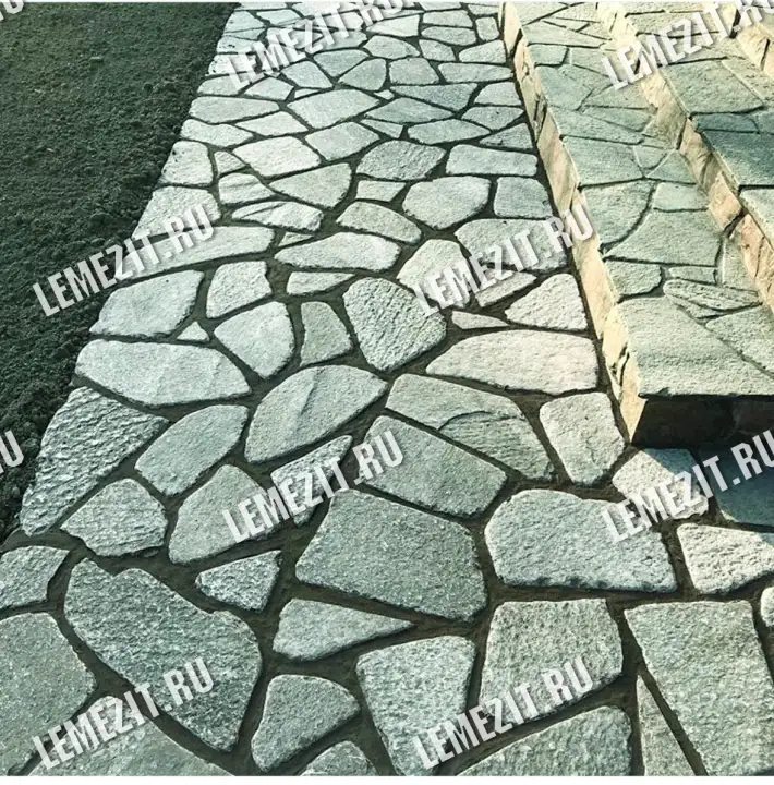 серо-зелёный галтованный плитняк лемезит, мощение перед домом